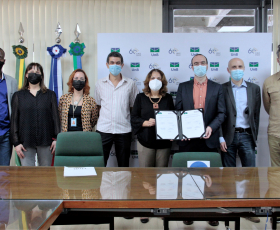 Reitora Márcia Abrahão assina acordo de intercâmbio acadêmico entre a UnB e a Université de Frache-Comté, no Salão de Atos da Reitoria. Foto: Beto Monteiro/Ascom. 08/03/2022