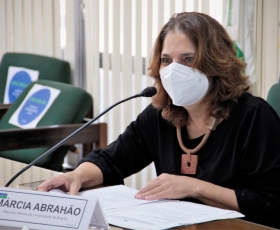 Reitora Márcia Abrahão assina acordo de intercâmbio acadêmico entre a UnB e a Université de Frache-Comté, no Salão de Atos da Reitoria. Foto: Beto Monteiro/Ascom. 08/03/2022