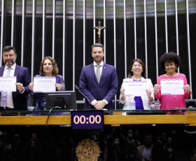Mesa de homenageados no Dia da Educação, na Câmara dos Deputados. Foto: Marina Ramos/Câmara dos Deputados. 25/04/2022
