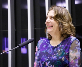 Reitora Márcia Abrahão discursa durante homenagem ao dia da educação, na Câmara dos Deputados. Foto: Marina Ramos/Câmara dos Deputados. 25/04/2022